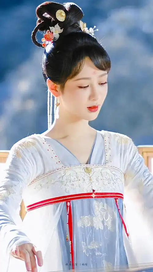 杨紫小夭抚琴六宫格剧照