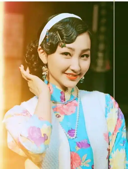 旗袍配盘发美如贵妇,生5娃仍似超模_的优点_辛月_女人