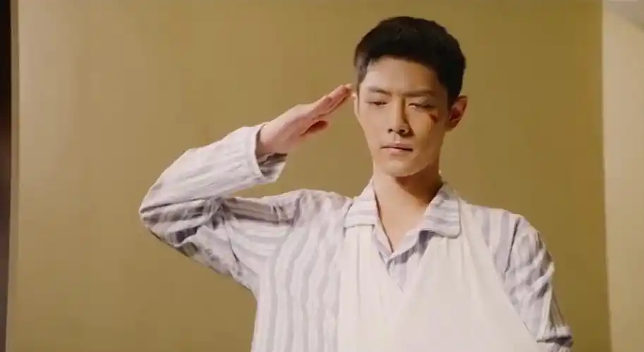 王牌部队肖战敬礼剧照