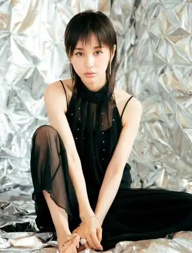 王子文卷发新照