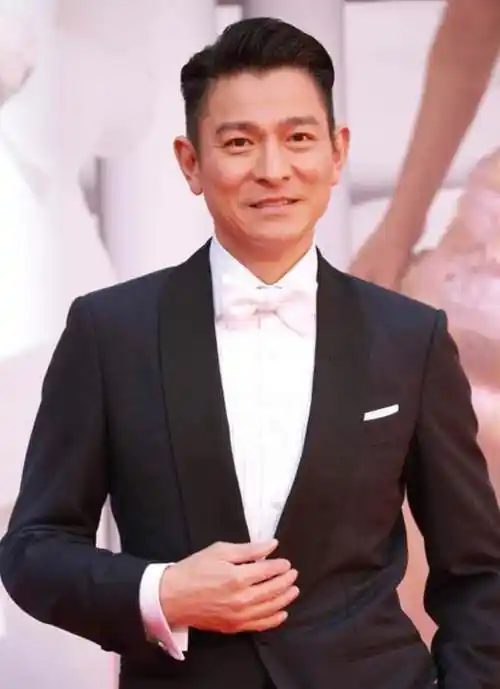 60岁刘德华早餐仅啃半个玉米穿百元棉服太朴素跷二郎腿仍优雅