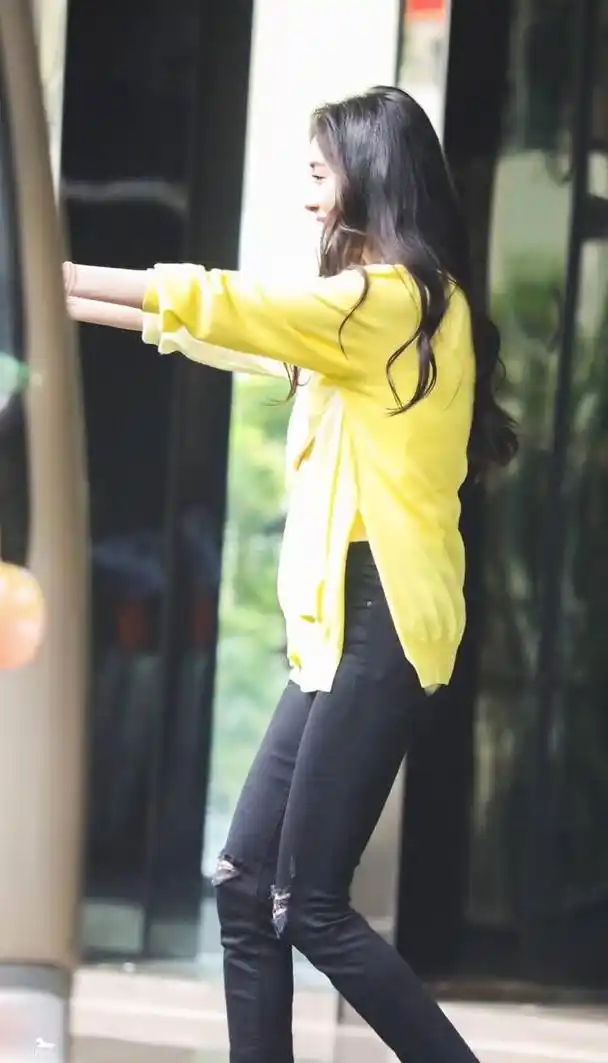 杨幂柠檬黄假两件上衣,搭配黑色牛仔裤舒适清新