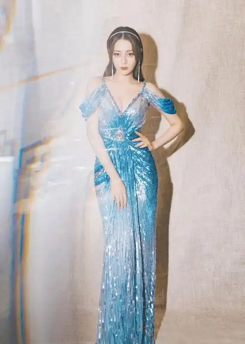 迪丽热巴身穿蓝色人鱼裙,化身"人鱼公主",网友: 真仙啊!