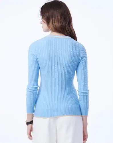 女式浅天蓝羊绒v领绞花套衫