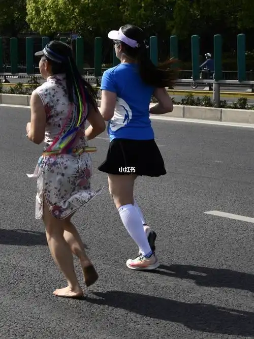 赤脚穿旗袍光脚马拉松
