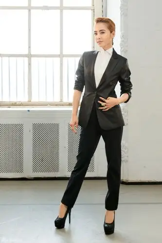 组图:蔡依林穿西装耍man 紧贴妩媚黑丝男舞者_高清图集_新浪网