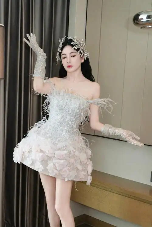 张雨绮挑战碎钻白天鹅造型 穿白色羽毛裙优雅大气