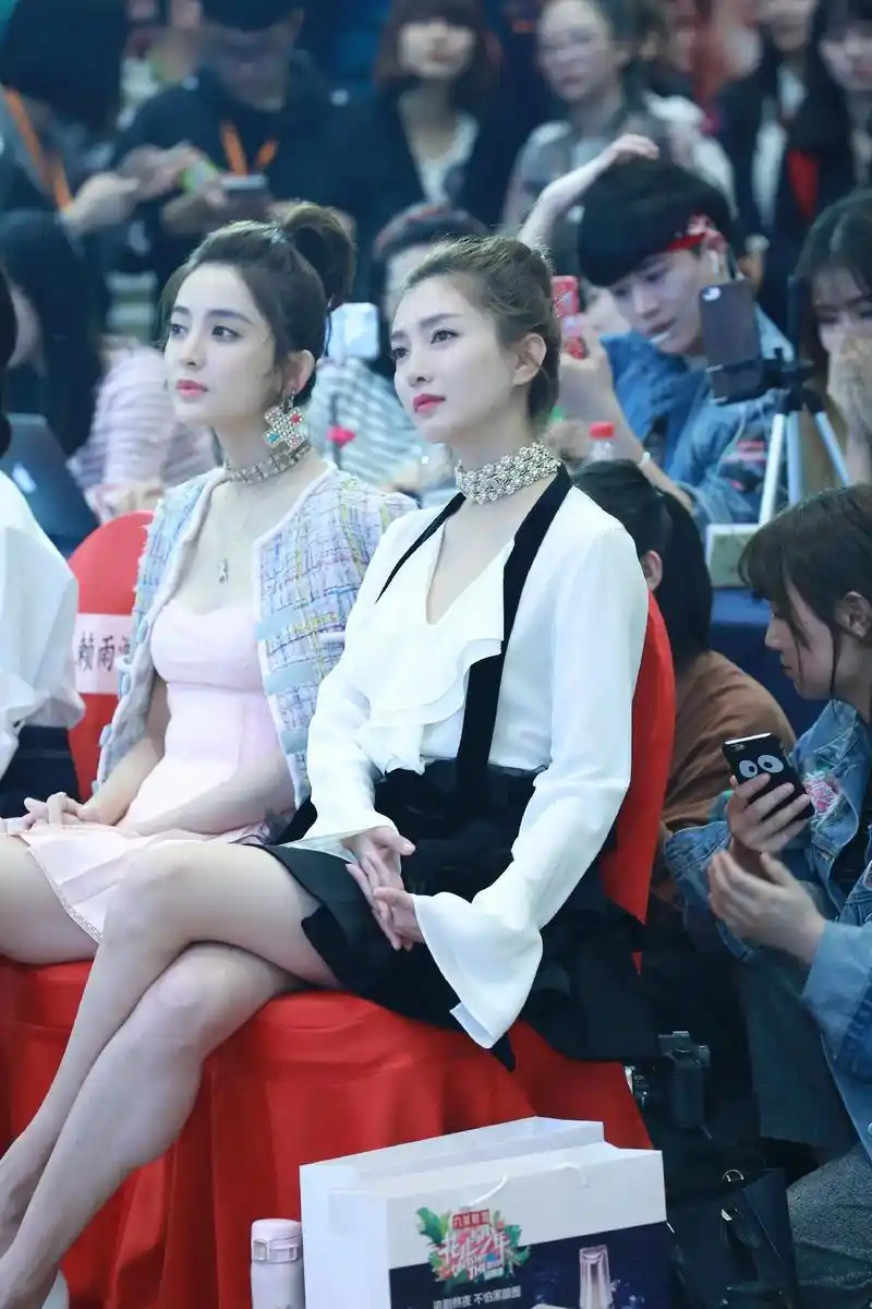 花儿与少年活动现场抓拍江疏影和古力娜扎#江疏影 #古力娜扎# - 抖音