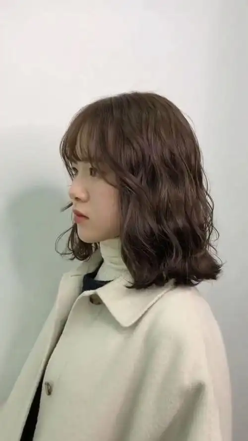 最新发型 烫发蛋卷头 短款卷发是最火的发型之一,将短发 尴尬局面逆转