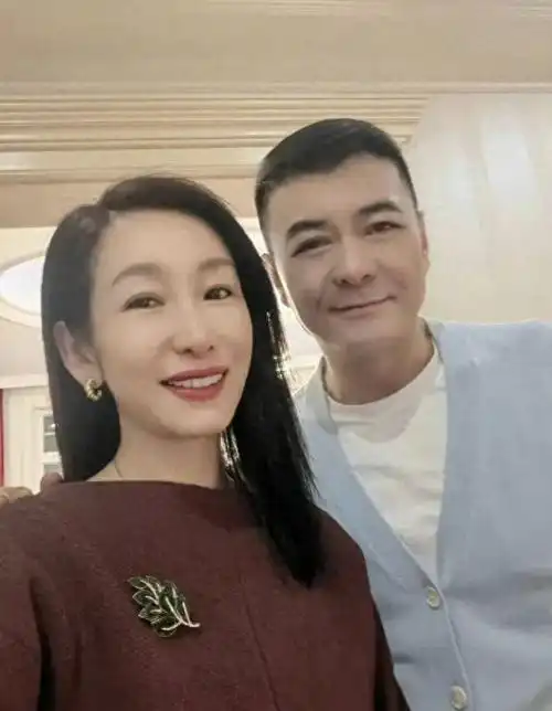 45岁秦海璐新年晒和老公合影夫妻恩爱同框好温馨