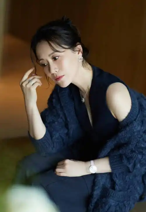 海清不愧是"职场精英",一件深蓝连体裤,穿出四十岁女性的优雅