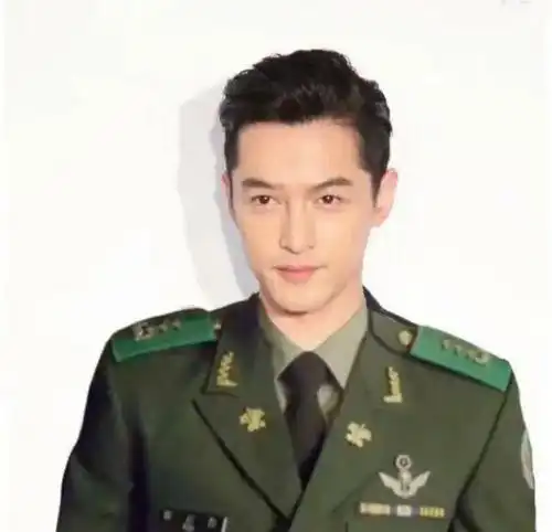 男星军装照盘点,胡歌陈伟霆吴亦凡在列,谁才是真正的军装男神