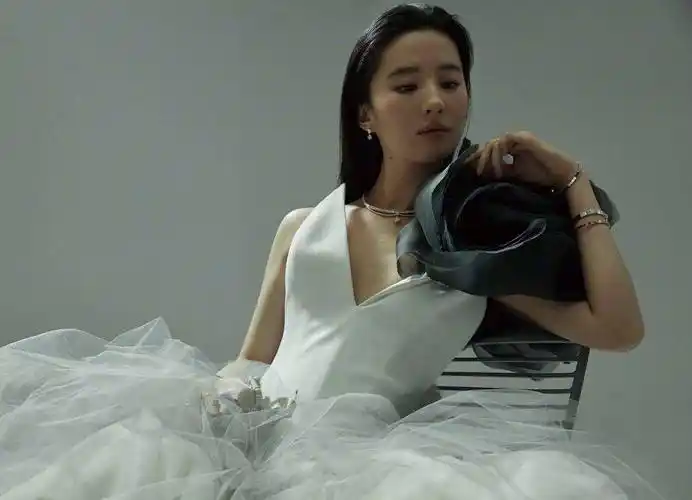 33岁刘亦菲首登vogue封面,天使脸蛋曲线身材,美得太高级_设计_增加了