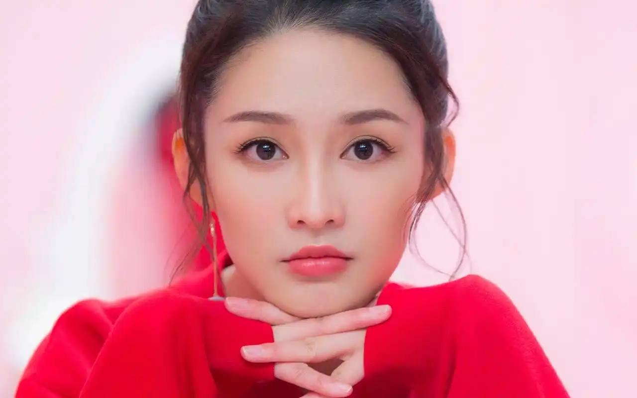 李沁甜美可爱写真高清桌面壁纸