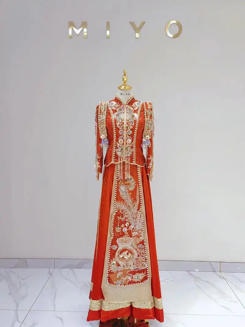 中式秀禾服.江山如画,终不如凤冠霞帔在旁.面如中秋月,色若 - 抖音