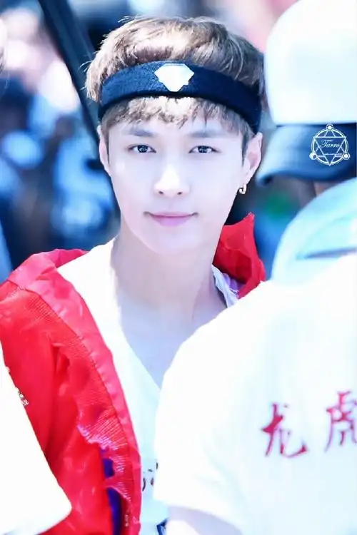 张艺兴面纱舞台再现红衣造型#/#和张艺兴点亮微博之夜#出道至今澈红