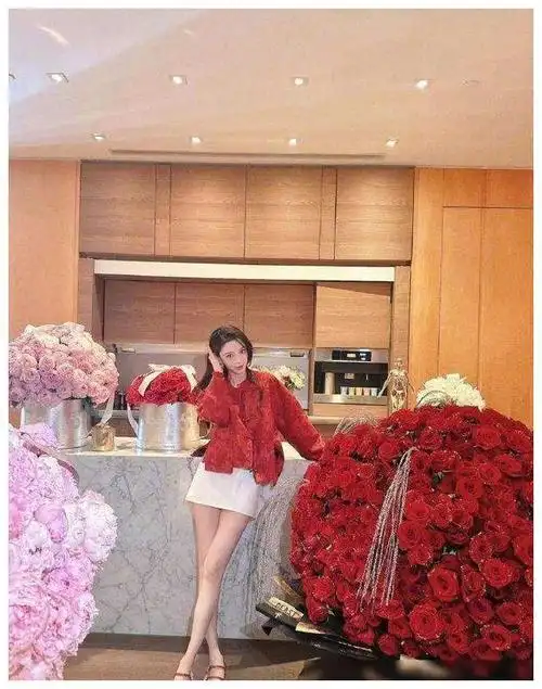 杨颖晒与7岁儿子合照小海绵身高大长母子同框暖心感