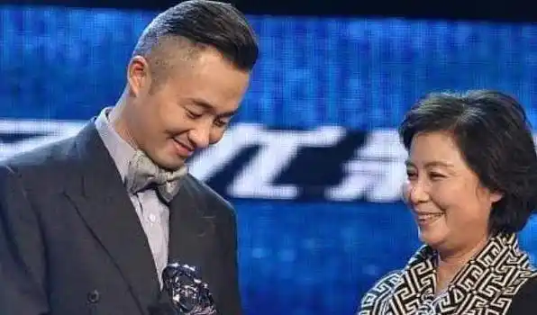 49岁程雷近照,隐瞒了7年的才女老婆,原来是我们熟悉的美女主持_中央