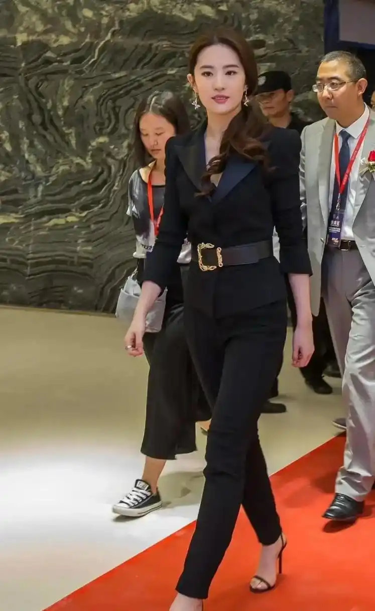 刘亦菲这套西装好有女强人的气质,像是上市公司的女总裁在视察工作