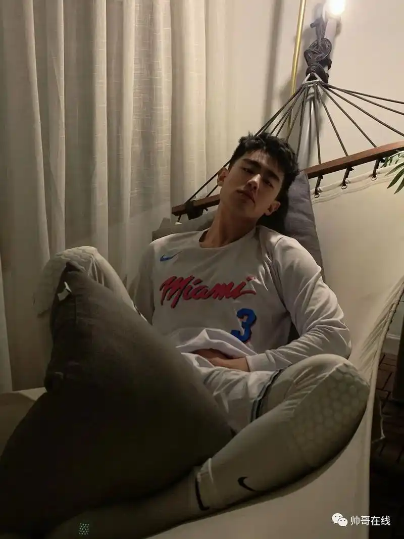 白嫩球服小奶狗超会自拍,奶凶簿肌小哥也太会撩了!