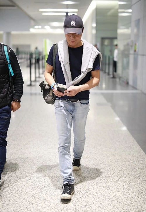 59岁马景涛身材好壮,穿牛仔装隐约显出一身腱子肉,真有男人味