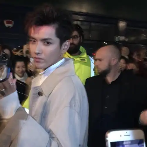 路人镜头下的明星##吴亦凡生图##吴亦凡百度地图绿色出行