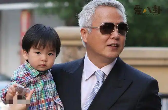 林瑞阳和小儿子少白头的林瑞阳早年的拍戏的时候会故意把头发染成黑色