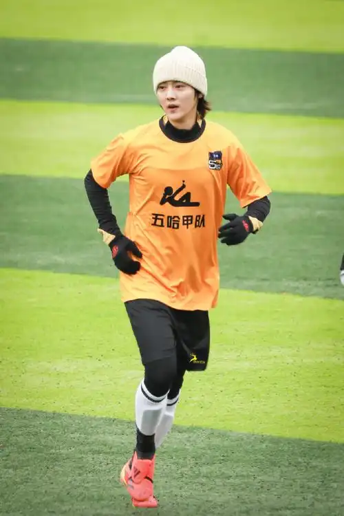 鹿晗超话#鹿晗哈哈哈哈哈##鹿晗贵州村超路透#戴帽子的足球小将@m鹿m