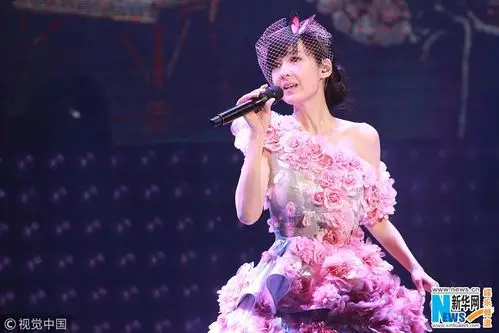 周慧敏再开个唱 演绎多种造型献唱经典老歌