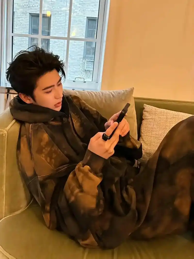 我们应该靠近一点点 我们之间不止一点点#蔡徐坤 #女友视角 - 抖音