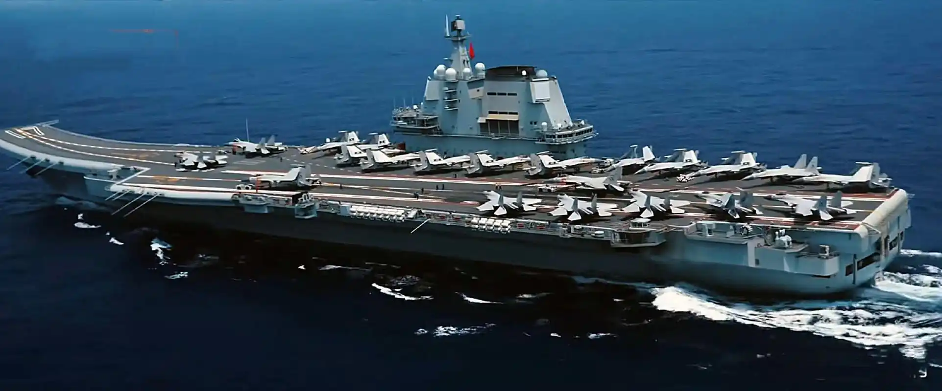 中国海军山东号航母的最大载机图:山东号航母甲板上,部署了21架歼-15