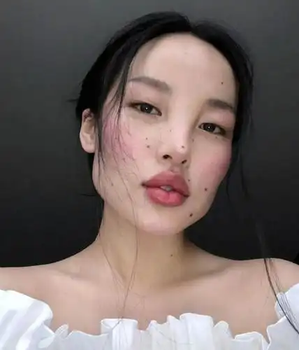 她被称为"真人阿凡达",因为长相太具辨识度,走红伦敦时装周!