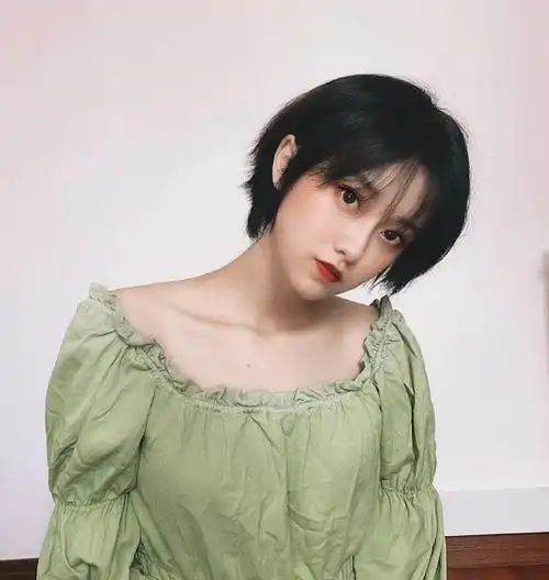 齐耳短发是最近这一段时间都比较流行的短发发型,它给人的之一感觉就