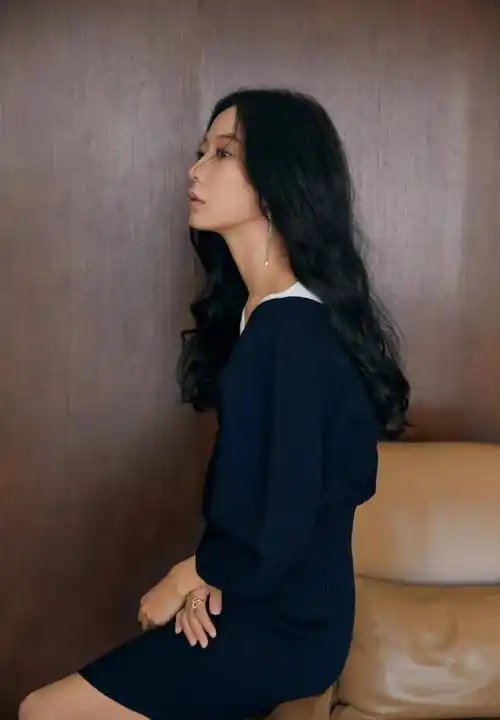 王珞丹加盟《最强大脑》,穿蓝色针织裙搭长卷发,温柔又优雅!