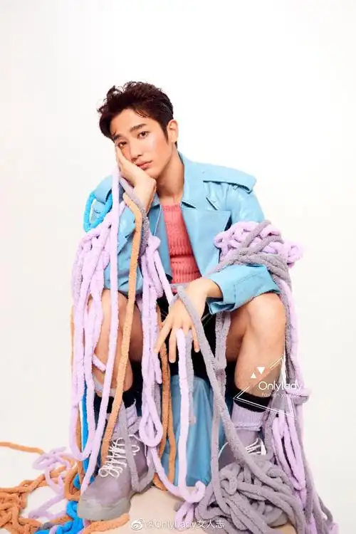 演员@刘以豪 三月刊封面近日曝光,以马卡龙色系定调