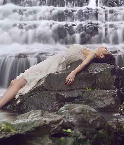 水中湿身美女白色透明写真欲遮还羞美女水下