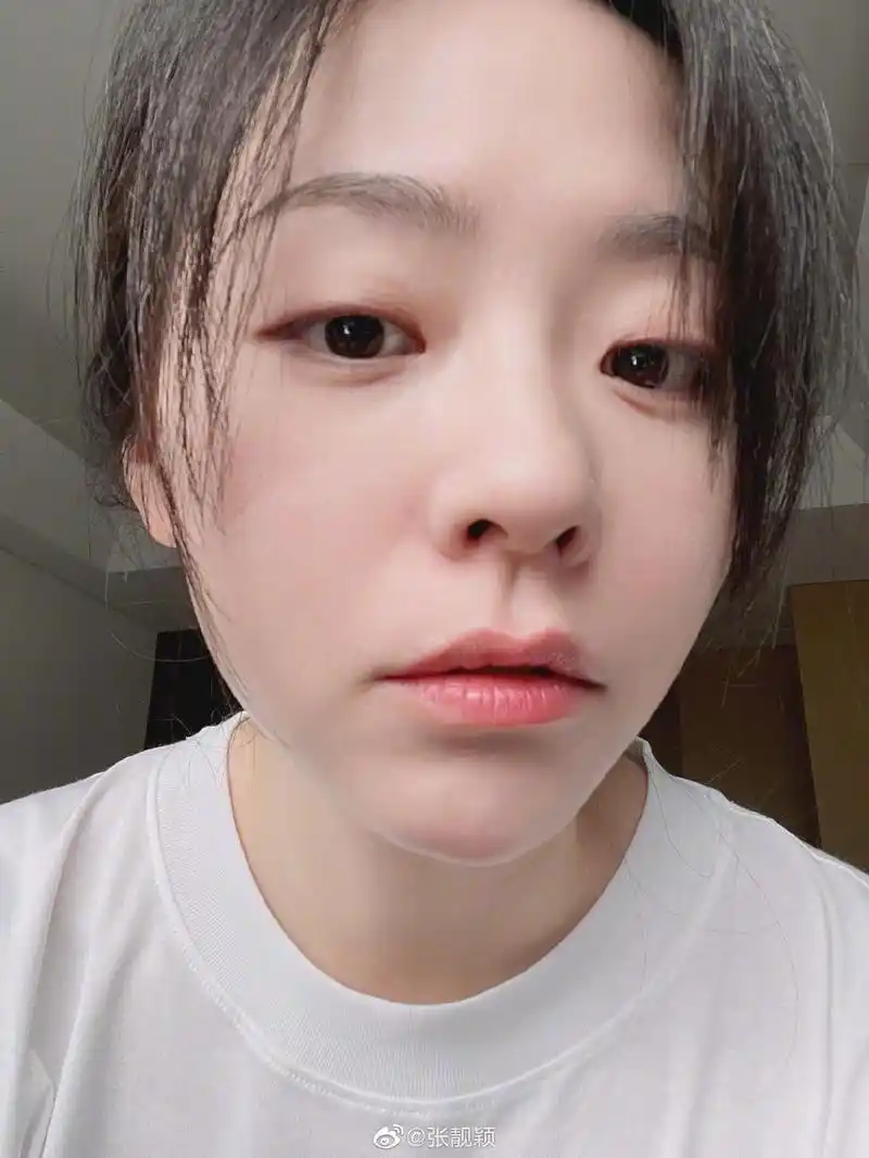 张靓颖晒素颜怼脸自拍照庆生 表情搞怪皮肤状态好