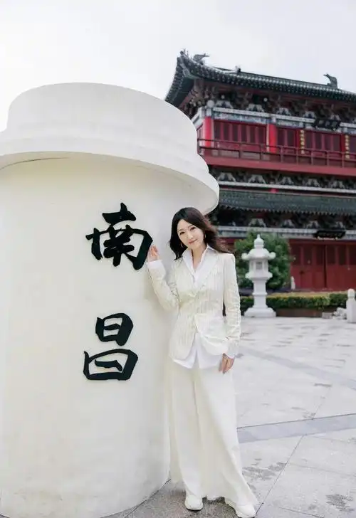 53岁杨钰莹晒美照,条纹西装搭配阔腿裤,时尚减龄又显气质!