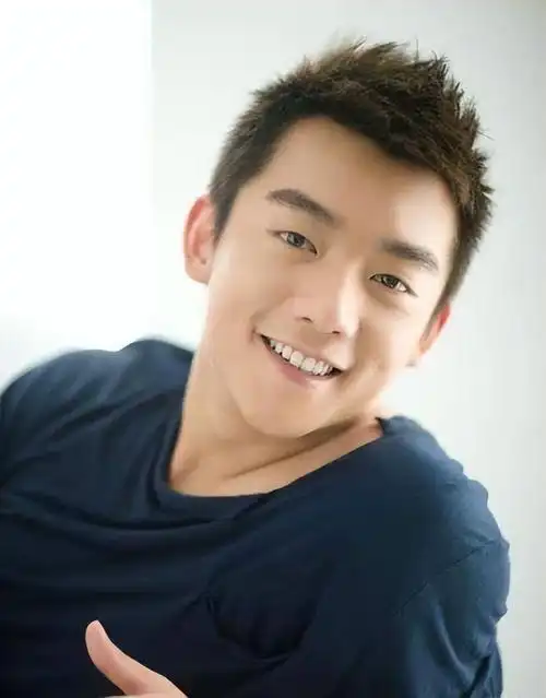 郑恺个人资料:拒当豪门女婿,娶了《芳华》女主,爱情长跑7年