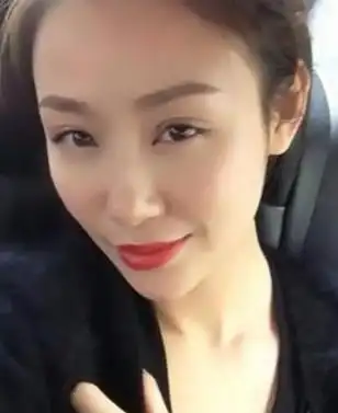 嫁给了塑造过很多经典角色的香港著名演员吴启华,吴启华比石洋子大二