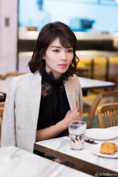 安迪(刘涛饰),魅力超群的富家女曲筱绡(王子文饰)同住…《欢乐颂2》的