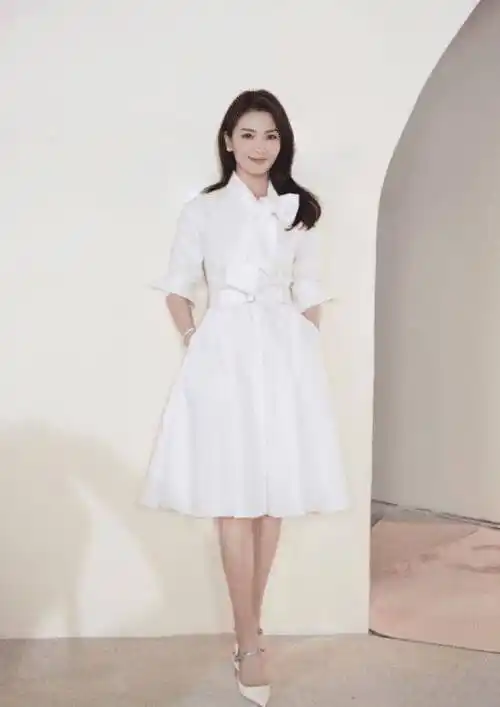 刘涛穿运动装比穿礼服还美,白色卫衣配短裤,扎丸子头显瘦又显嫩_显得