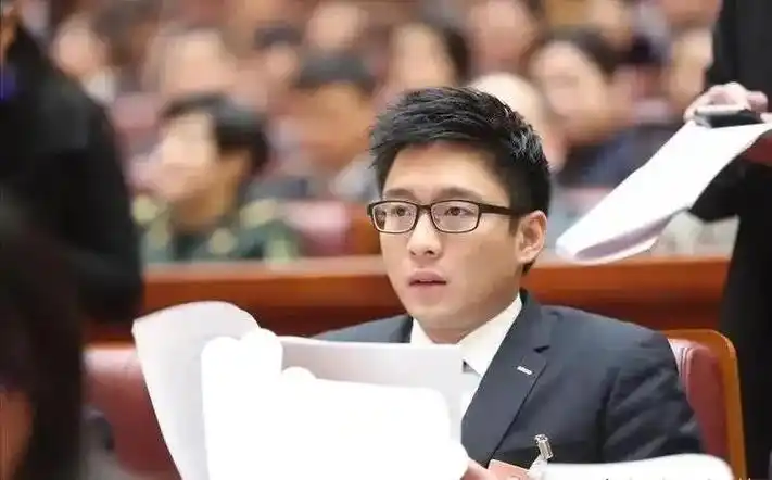 霍启山:朱玲玲第二个儿子,比哥哥帅气,39岁成澳娱董事,仍未婚