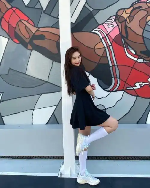 朴秀荣气质真好,穿拼接连衣裙配白色丝袜,妥妥的高中校花模样