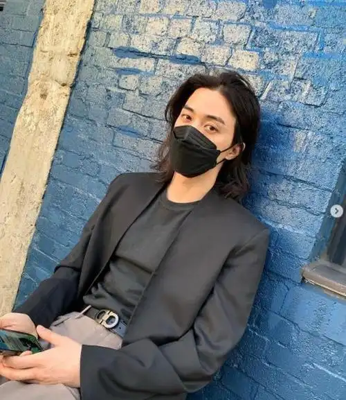 因为越来越多的男艺人也开始蓄起了长发,就像 2020 年时,我们 金宇彬