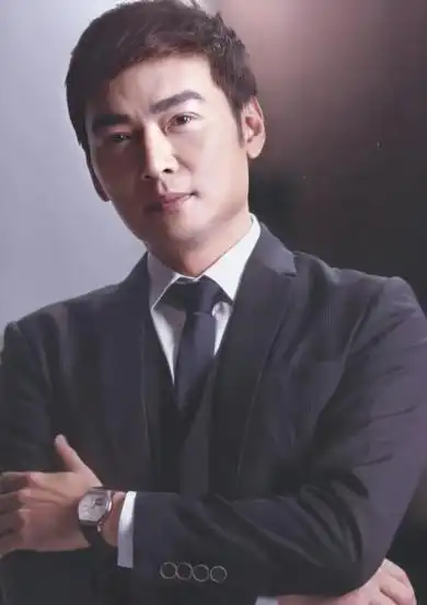 53岁焦恩俊女装造型太惊艳穿粉衣嘟嘴卖萌被网友误认成其女儿