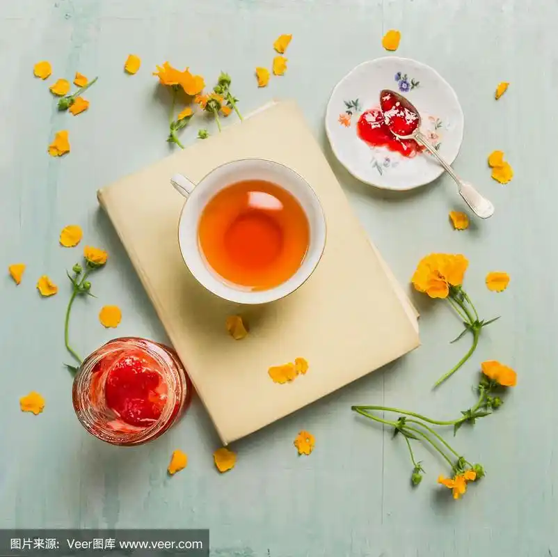 早餐,一杯茶,一本书,果酱和鲜花