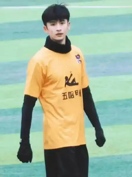 被张云龙踢足球帅到了_新浪新闻