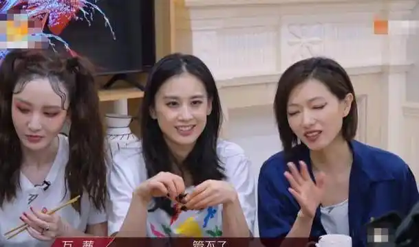 李斯丹妮绕了一圈,才坐到张雨绮身边,被戳穿后的反应,甜到心里去了