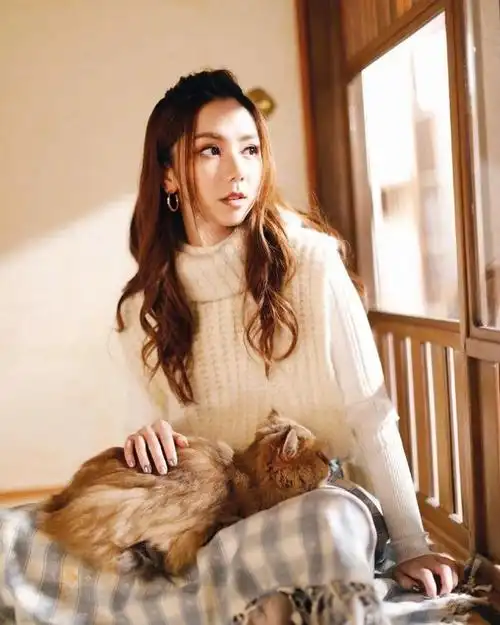 瘦身成功邓紫棋超美粉色连体短裤甜美可爱却被金毛狮王发抢镜